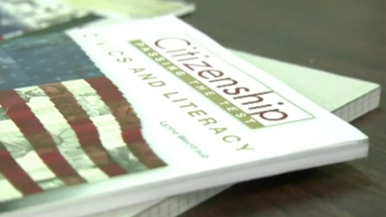 Cuando la persona es de la tercera edad con más de 65 años y una condición médica que te impide aprenderte las preguntas, entonces no tomas el exámen.