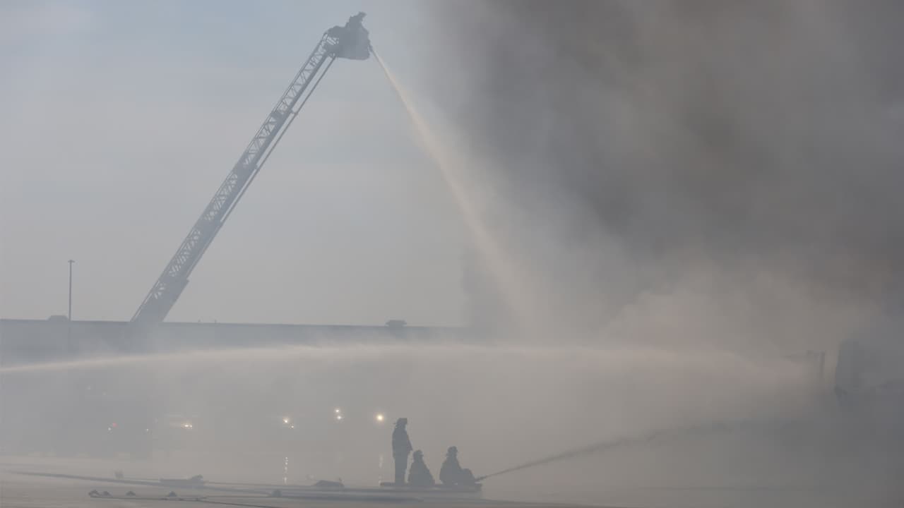 Los bomberos 
<b>laboraron bajo un intenso sol, opacado por el intenso humo</b> que emanaba de la bodega.