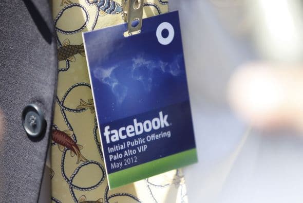 "Aunque la empresa aún no ha desarrollado capacidades publicitarias en el (teléfono) móvil, prevemos que Facebook acapare una gran cantidad de gastos por publicidad en celulares en los dos años" siguientes, aseguraron los expertos del gabinete de análisis financiero Morningstar.