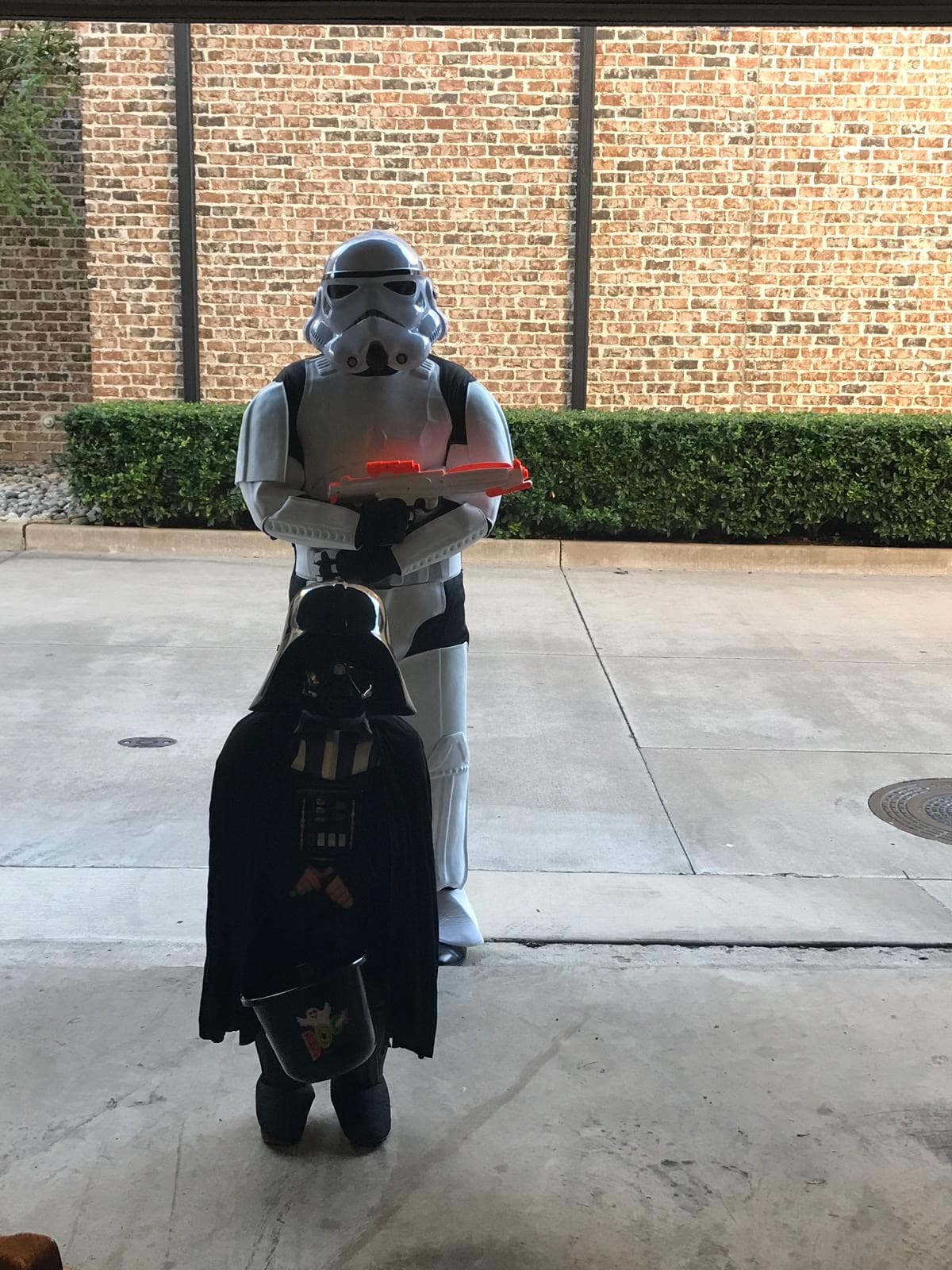 A pesar del frío los niños salieron a las calles a pedir los tradicionales dulces de Halloween.