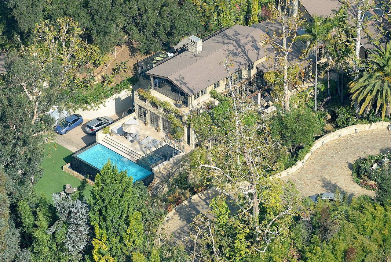 Antes de mudarse, los recién casados harán algunas remodelaciones a la enorme mansión en Bel-Air, que cuenta con siete dormitorios, 13 baños y hasta una sala de cine. 
<br>