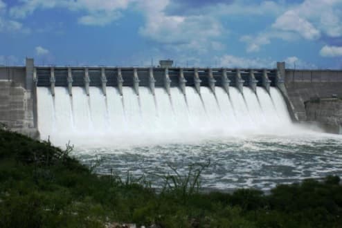 <b>Puesto 2. Coahuila | Almacenamiento: 38%</b>
<br>
<br>Una sequía extraordinaria afecta a Coahuila, donde sus 38 municipios mantienen algún grado de afectación. Una de las presas más afectadas para los ciclos de riego en ese estado es La Fragua, que tiene solo un 28.51% de su capacidad, según el informe diario de almacenamiento de la Conagua con corte al 26 de abril.
<br>
<br>La presa La Amistad (en la imagen), por medio de la cual Estados Unidos y México comparten agua gracias a un
<a href="https://www.univision.com/noticias/america-latina/la-deuda-de-agua-que-tiene-mexico-con-eeuu-en-medio-de-la-sequia-el-cumplimiento-del-tratado-desata-la-ira-de-campesinos">tratado firmado en 1944</a> y la de mayor tamaño en la entidad, tiene un nivel del 33.69%.