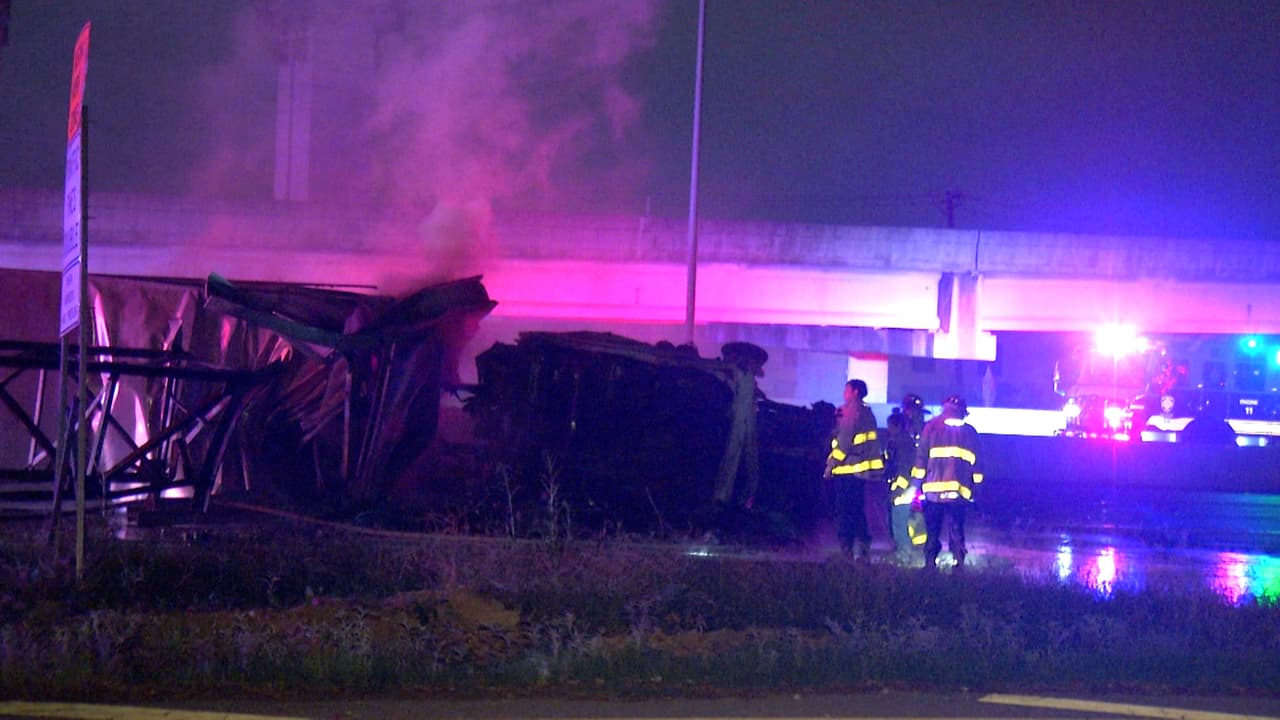 El conductor de un tráiler de 18 ruedas falleció calcinado luego de chocar e incendiar su unidad en el Loop 410.