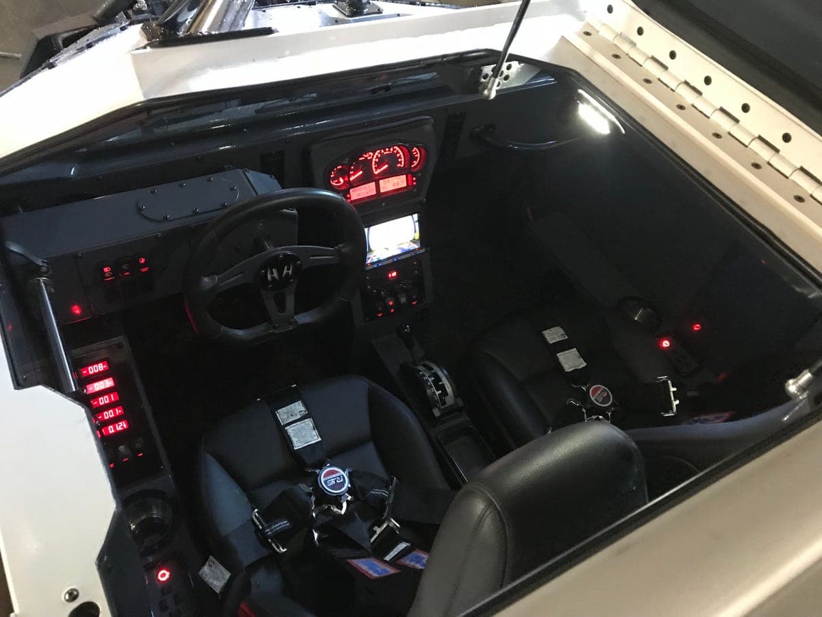 Incluye puertas de ala de gaviota, aire acondicionado, parabrisas reflectante, cámara trasera, sistema de GPS y reproductor DVD (en este caso con “lo mejor” del pop surcoreano).