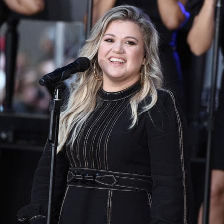 La gira de Kelly Clarkson apenas comenzaba cuando ya había cancelado los primeros cinco shows, sin embargo tuvo que suspenderla por completo por recomendación de su doctor.