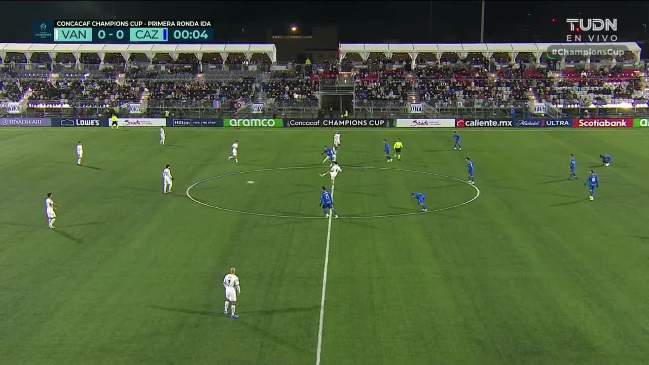 Arranca el partido y la pelota está en juego.