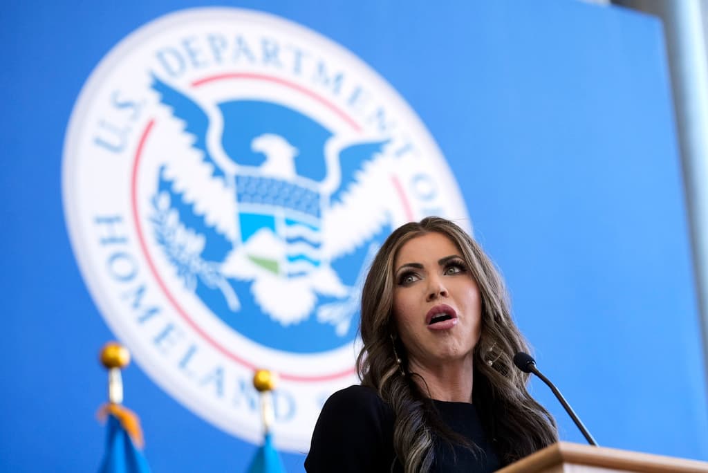 La secretaria de Seguridad Nacional, Kristi Noem, habla con empleados de la agencia, el martes 28 de enero de 2025, en Washington. (AP Foto/Manuel Balce Ceneta)