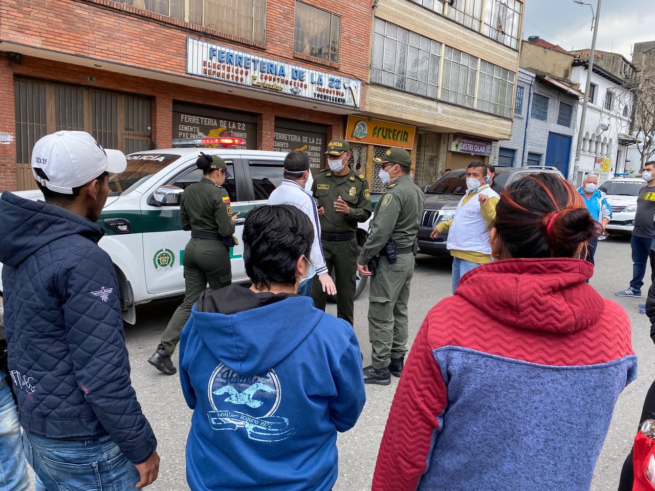 Migrantes venezolanos piden asistencia de la policía colombiana, frente a recientes expulsiones de moteles, relacionadas a la cuarentena por el covid-19.