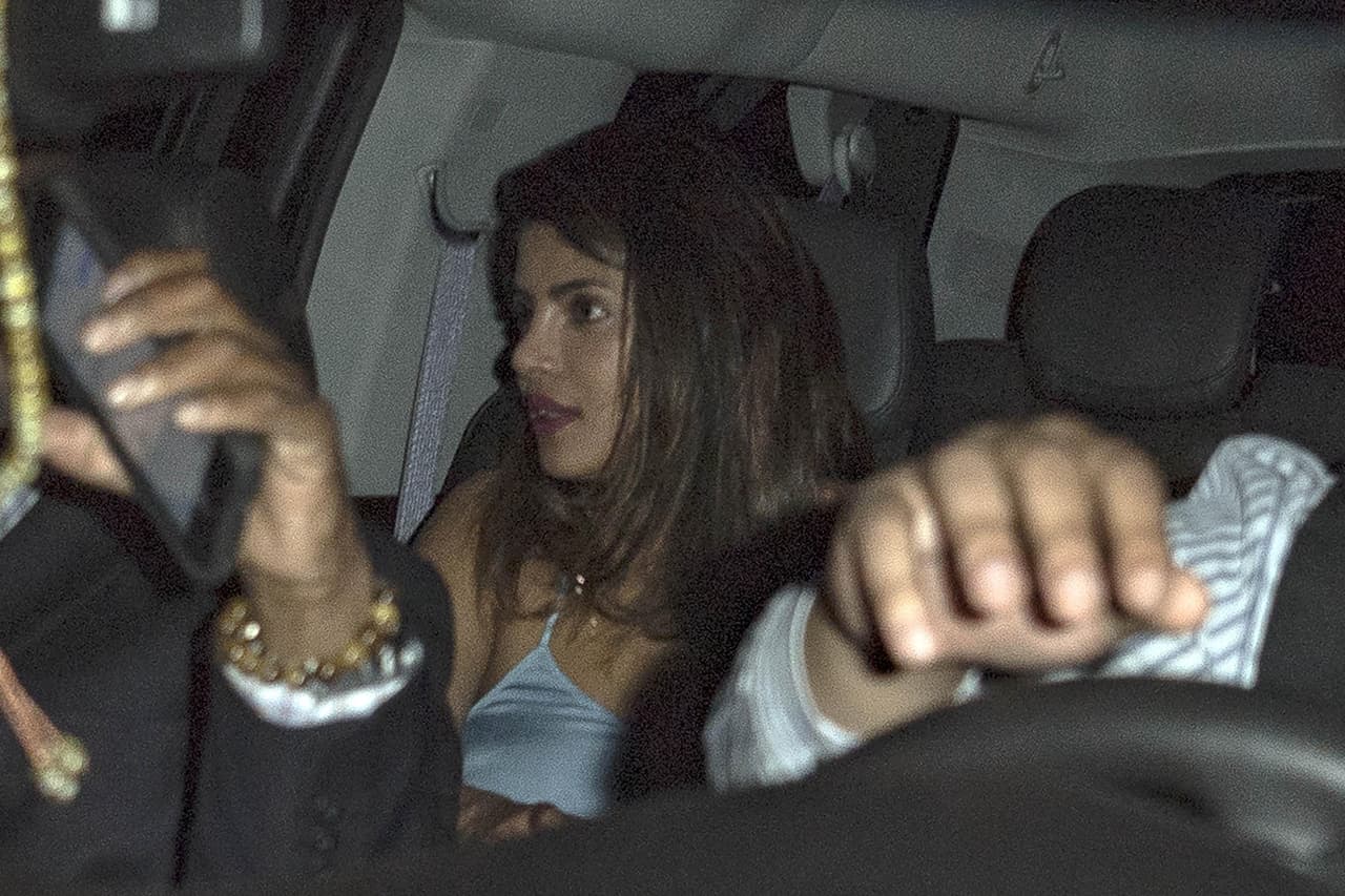 Por más que Chopra se esfuerce en ser discreta, las cámaras ya los habían captado en el aeropuerto John F. Kennedy, en New York ,antes de la boda y camino a la ceremonia.