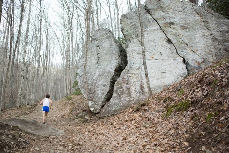 Pinnacle también alberga senderos menos conocidos y desafiantes que te llevan a través del impresionante paisaje natural de la zona atravesando pequeños arroyos y varios campamentos.