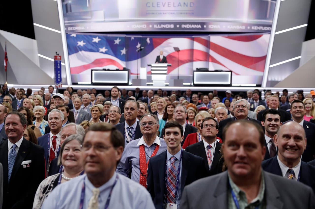 Los delegados se paran frente a las cámaras para un foto oficial tomada durante el primer día de convención.