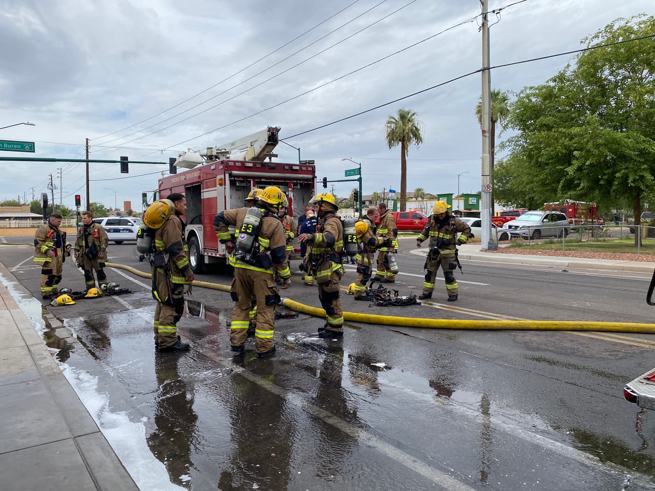 Las cuadrillas actuaron rápidamente para colocar líneas de suministro y extender mangueras.