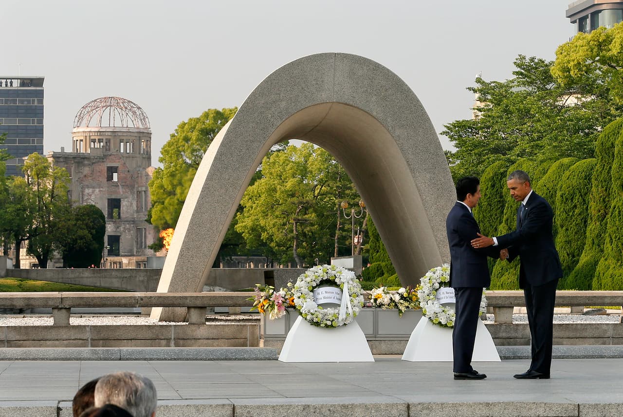 <b>Una herida que se cierra: Un presidente en activo visita Hiroshima</b>
<br>Barack Obama también se convirtió en este año en
<b><a href="http://www.univision.com/noticias/relaciones-internacionales/obama-llega-a-japon-para-la-cumbre-del-g7-y-la-visita-historica-a-hiroshima"> el primer presidente en activo en visitar la ciudad japonesa de Hiroshima</a>.</b> Fue en mayo cuando se puso fin a 70 años sin que un mandatario estadounidense pusiera sus pies en la ciudad que padeció el famoso bombardeo nuclear del 6 de agosto de 1945. 
<br>La visita, en la que no pidió perdón, fue considerada como un gesto para seguir trabajando” por la paz y la seguridad en un mundo sin armas nucleares”.