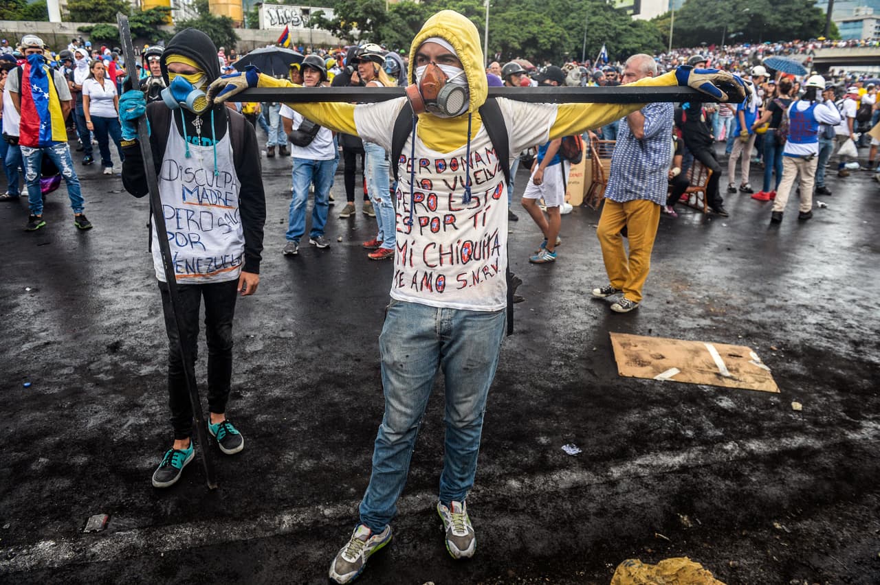 Los jóvenes de la autodenominada "resistencia" ocupan la vanguardia de las manifestaciones y confrontan a los cuerpos de seguridad.