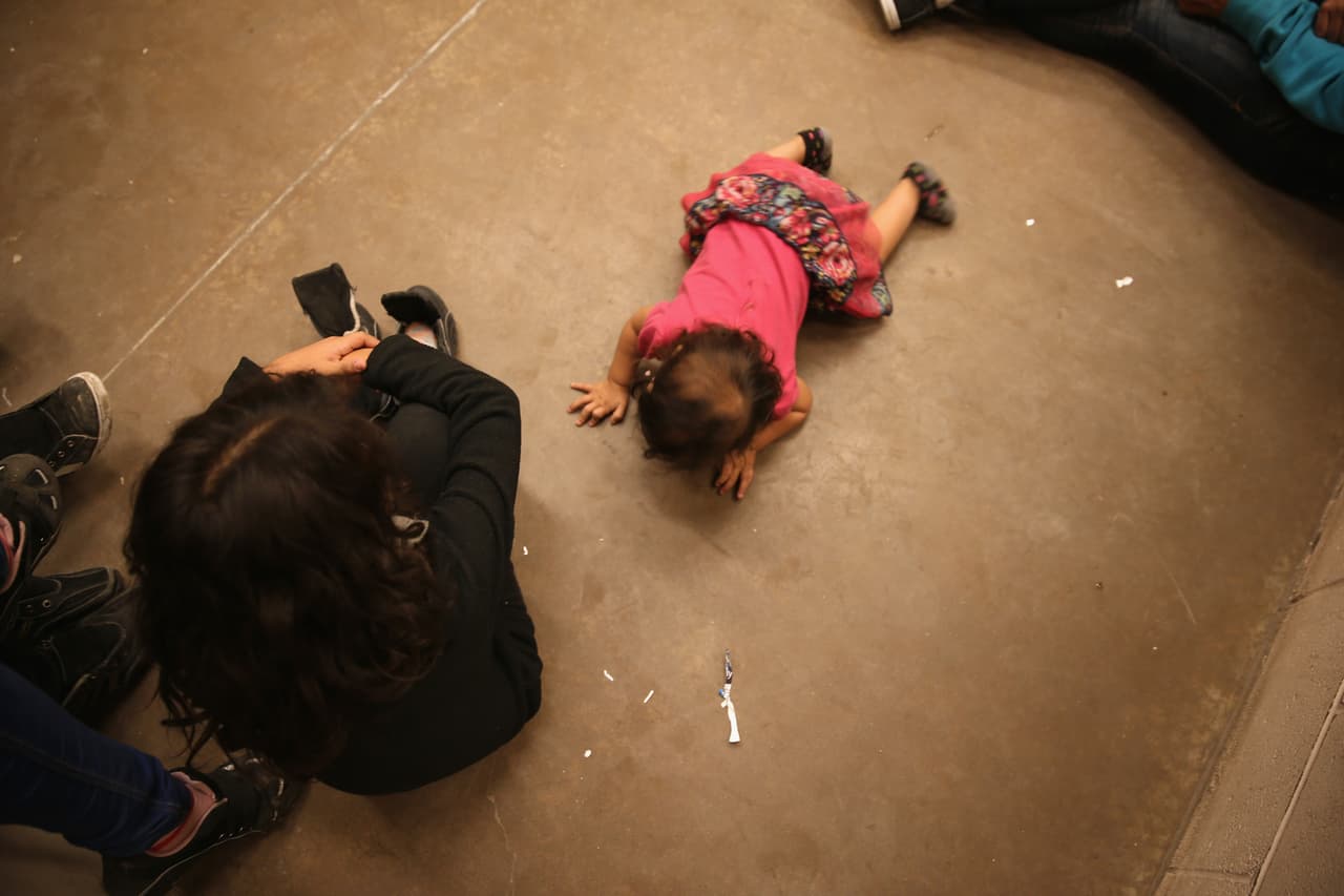 "Les están causando daños masivos": el trauma de los niños migrantes detenidos sin sus familias y como prisioneros