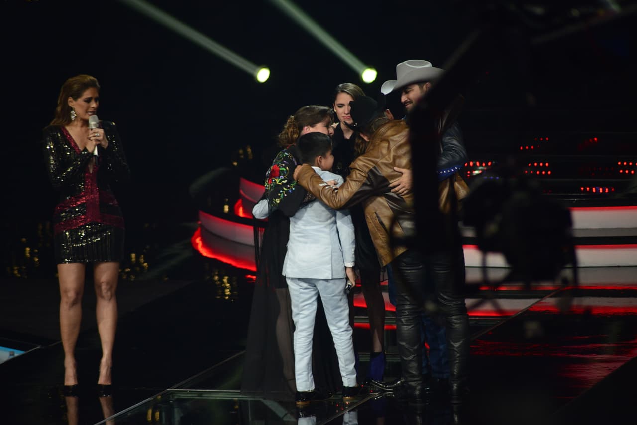 Esta ocasión los capitanes tuvieron que cantar con los papás y en la segunda etapa los hijos lo hicieron de manera individual para poder elevar la puntuación. Hubo doble eliminación y los Valdés dijeron adiós. Paty Cantú pasó por lo mismo que María León y sus dos familias se enfrentaron, quedando fuera los Tijerina.