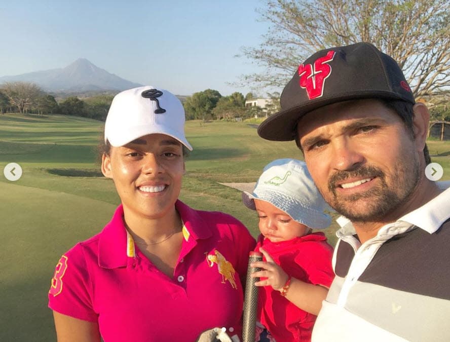 "Cuando te pasan cosas como las que nos han pasado a nosotros, 
<b><a href="https://www.univision.com/famosos/2019-el-ano-en-que-la-realidad-de-ferdinando-y-brenda-supero-toda-ficcion-con-el-nacimiento-y-muerte-de-dante-video" target="_blank">el festejo es día a día</a></b>", aseguró, "agradecemos día con día todo lo que nos cae de la vida".
<br>