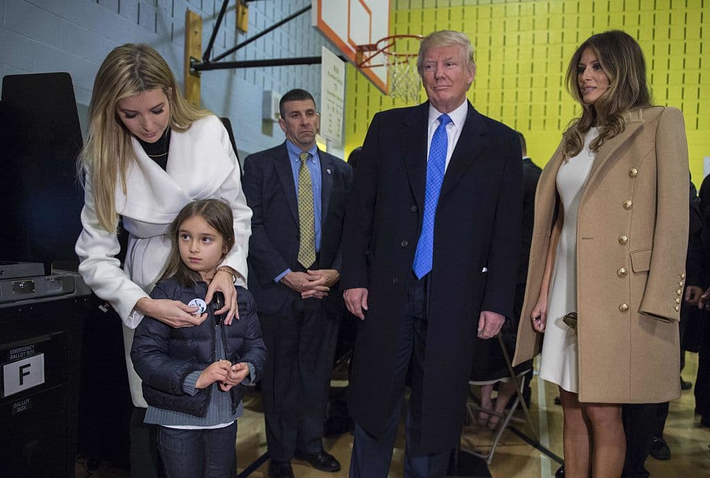 El republicano Donald Trump acompañado de su esposa Melania y su hija ivanka