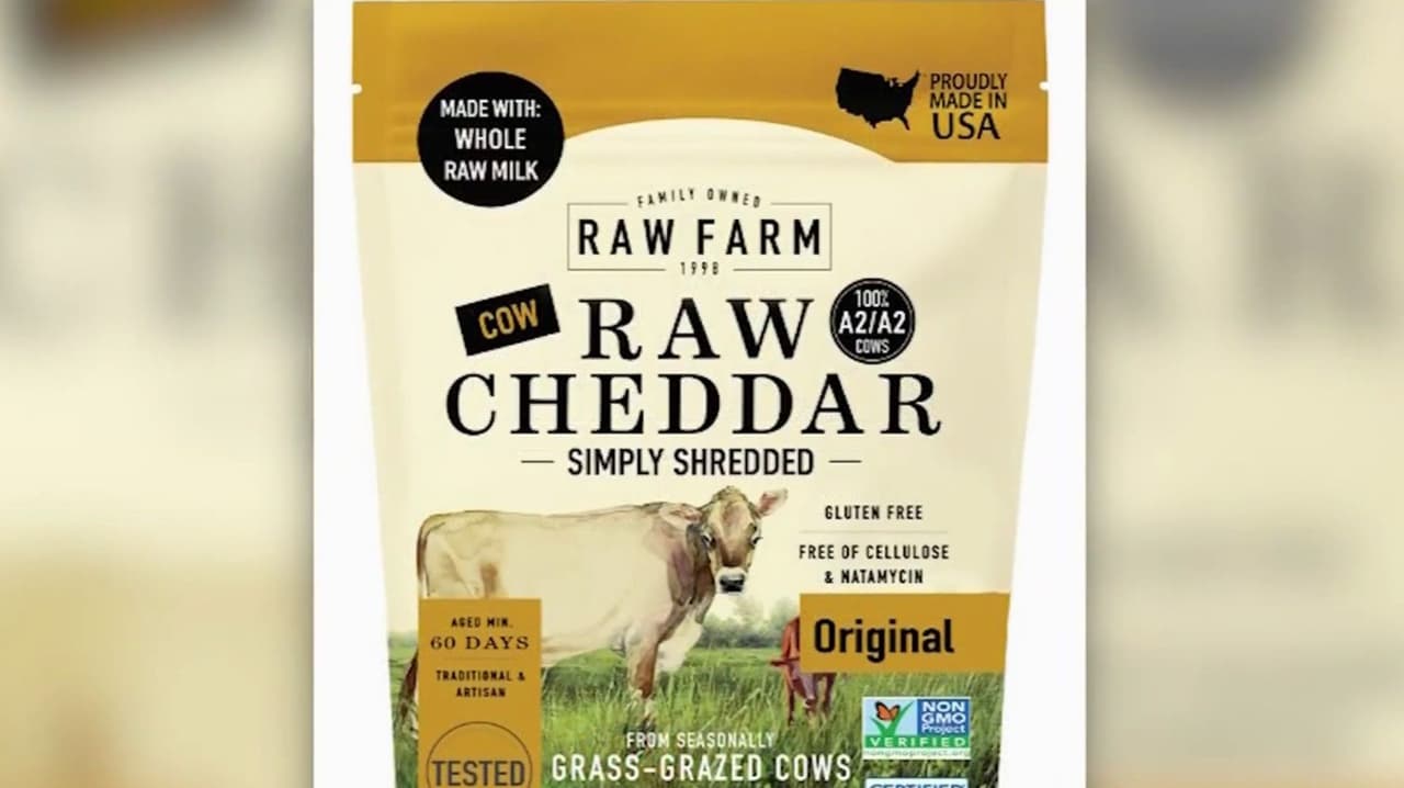 Piden tomar precauciones por posible brote de E. coli ligado al queso cheddar de una marca