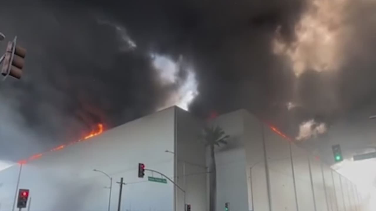 Urgen al gobernador Newsom a firmar nuevas leyes de seguridad tras el incendio en Boyle Heights