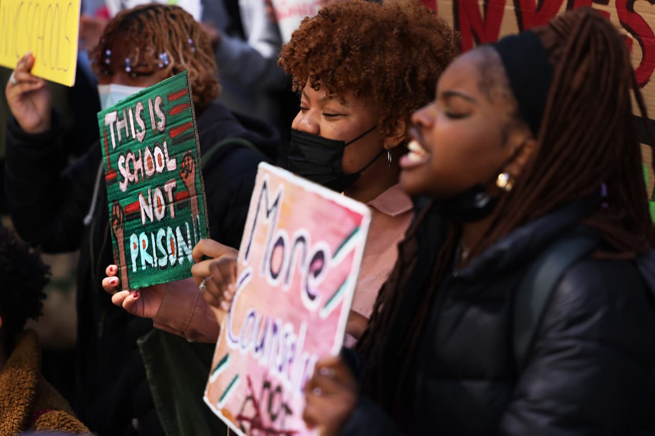 Los protestantes pidieron destinar recursos de la policía a consejeros y trabajadores sociales en escuelas.