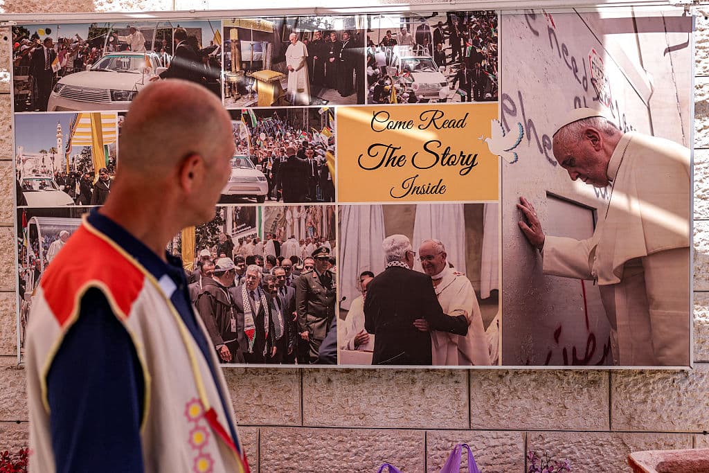 <h3 class="cms-H3-H3">"Gracias papa Francisco"</h3>
<br>
<br>Un póster se ve en la vidriera de una librería en la Ciudad del Vaticano.