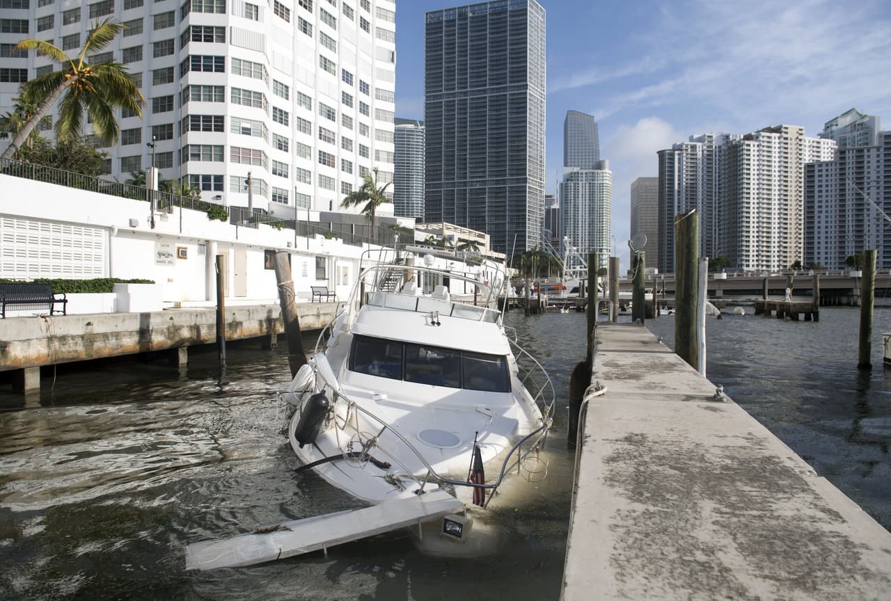 Esta mañana del 11 de septiembre, un barco parcialmente sumergido en una marina frente a Downtown Miami y Brickell, el distrito financiero de la ciudad.