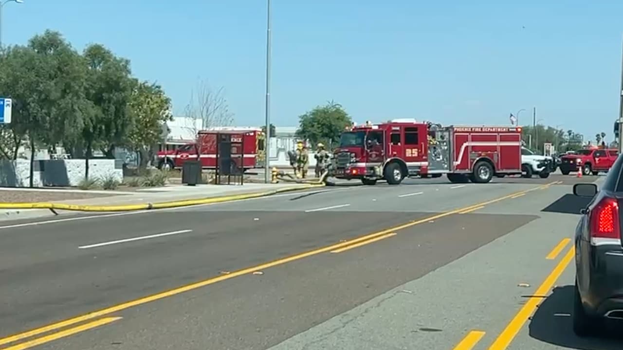 El comando equilibró esto con una primera alarma con un componente de materiales peligrosos para garantizar que se usaran los recursos adecuados para combatir el incendio.