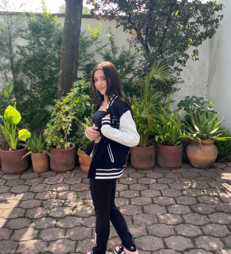 La jovencita cambió su cabello castaño claro por un tono más oscuro como parte de la caracterización del papel de la rebelde y bondadosa adolescente que ahora interpreta.