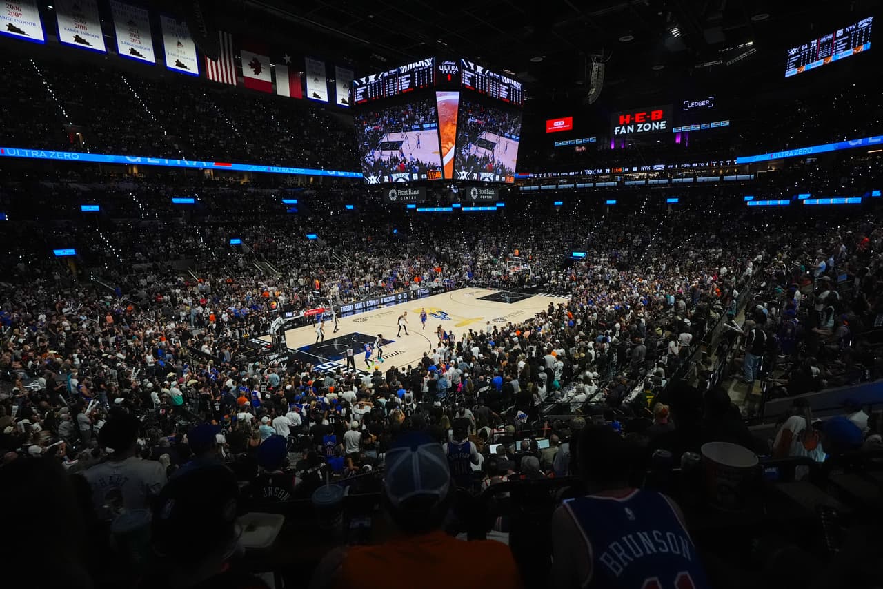 ¡El Frost Bank Center se tiñe de historia! Knicks de Nueva York conquistan la NBA tras 53 años y así lució el lleno total en San Antonio durante una final que coronó su regreso a la gloria.