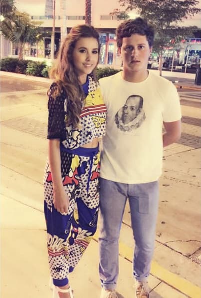 Él es Eduardo, y es menor que Pau.