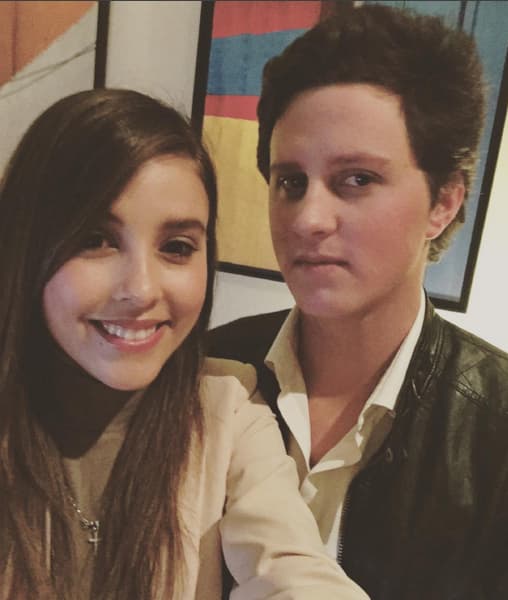 Eduardo es su cómplice y van a muchos eventos juntos. ¿Crees que se parecen?