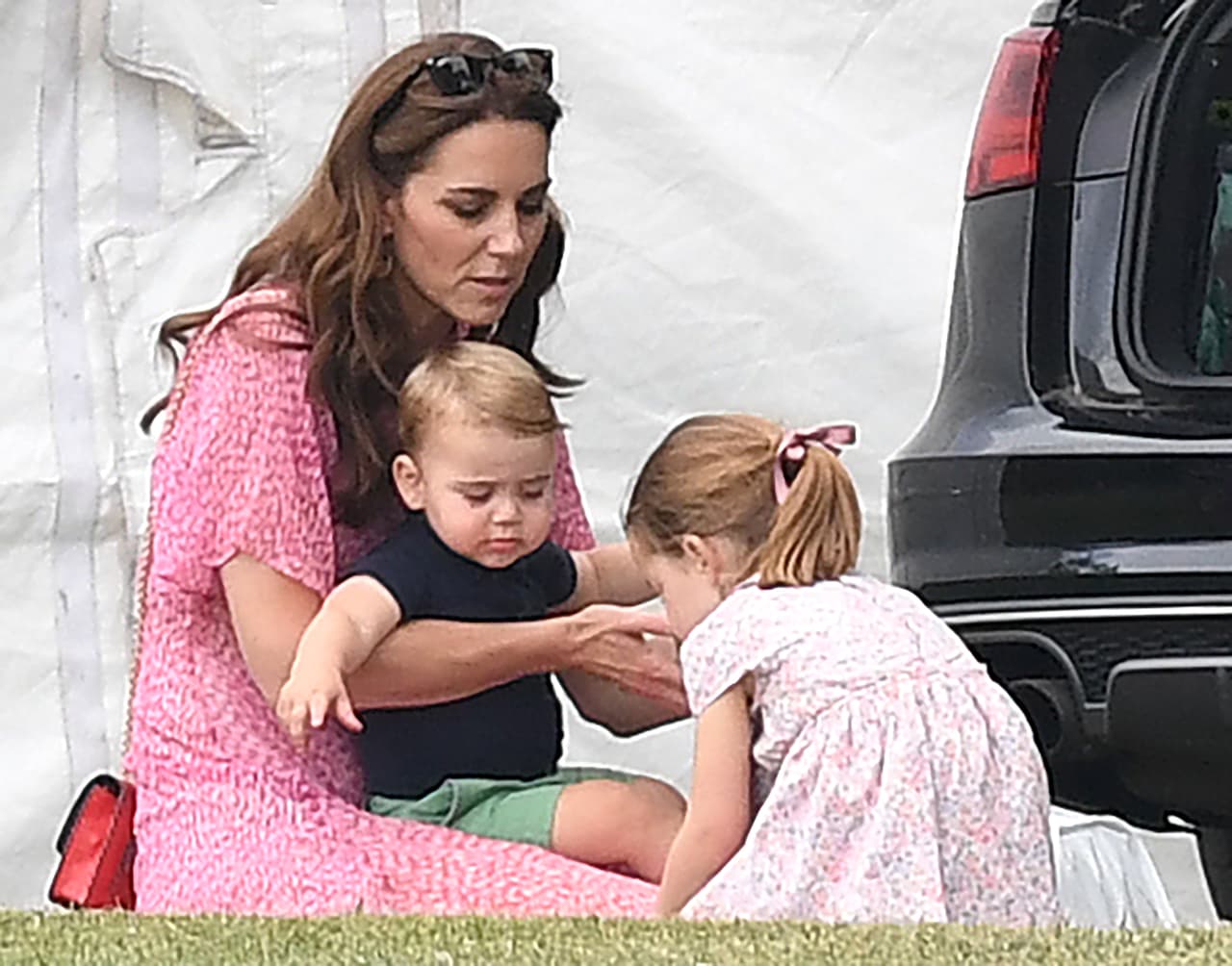 Según el diario, los Cambridge y sus hijos permanecen en la casa de descanso de Norfolk en donde guardan la cuarentena. 
<br>