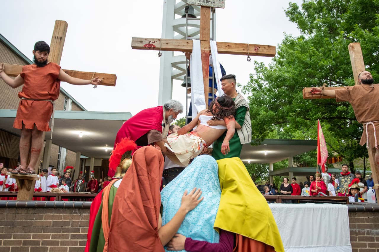 En las últimas estaciones del viacrucis, Jesús es bajado de la cruz ya muerto para ser llevado al Santo Sepulcro y del cual resucitará siendo así el Domingo de Resurrección e inicio de la pascua.