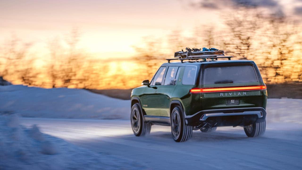 El precio de la Rivian R1S, antes del descuento del incentivo fiscal para la compra de vehículos eléctricos de 7,500 dólares, es de
<b>72,500 dólares</b>. Un detalles que sin duda helará la sangre de la competencia. Las primeras unidades saldrán a la venta a finales de 2020.