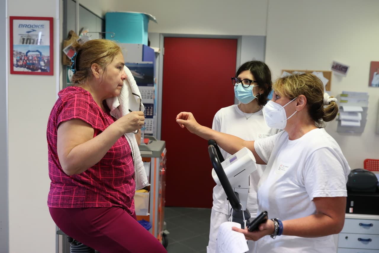 La 
<a href="https://www.nature.com/articles/s41420-021-00464-6" target="_blank">publicación</a> sañala que “el daño en los órganos causado por una respuesta inflamatoria excesiva activada por el virus, pero también una reacción autoinmune “desenmascarada” por el propio virus, quizás debido al mimetismo molecular con algunos componentes de nuestro cuerpo, podría ser responsable de los síntomas de Long Covid”.