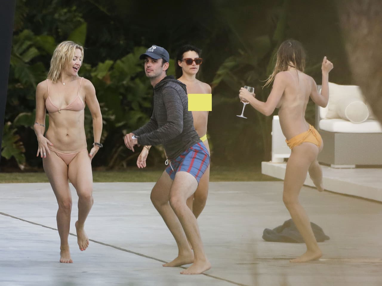 Aunque este chico que las acompañó bien que sabía dónde estaba la cámara.