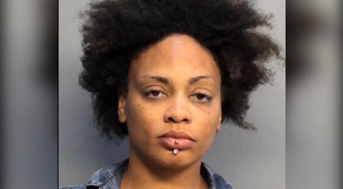 Delajurea Brookens, de 29 años y de Oakland Park, fue apresada en enero por robar cinco relojes a Ramón Díaz, un empresario de Orlando, según dice la orden de arresto.