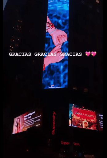 El anuncio abarcó tres pantallas y mostraba fotos de Juliana y Valentina y de la promoción de la telenovela.