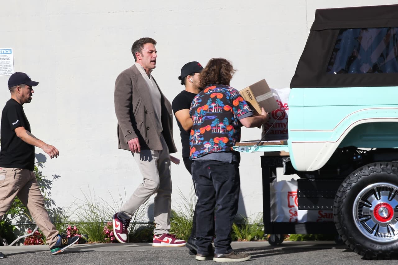 Después acudió a una tienda de cámaras de donde salió con varias bolsas y cajas que los empleados del lugar le ayudaron a cargar.
<br>