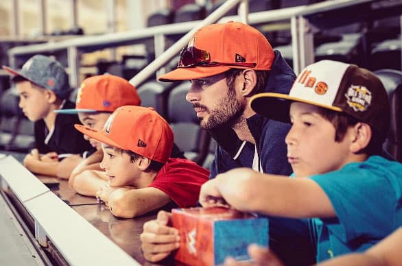 El actor junto a su hijo Christopher disfrutando de un partido.