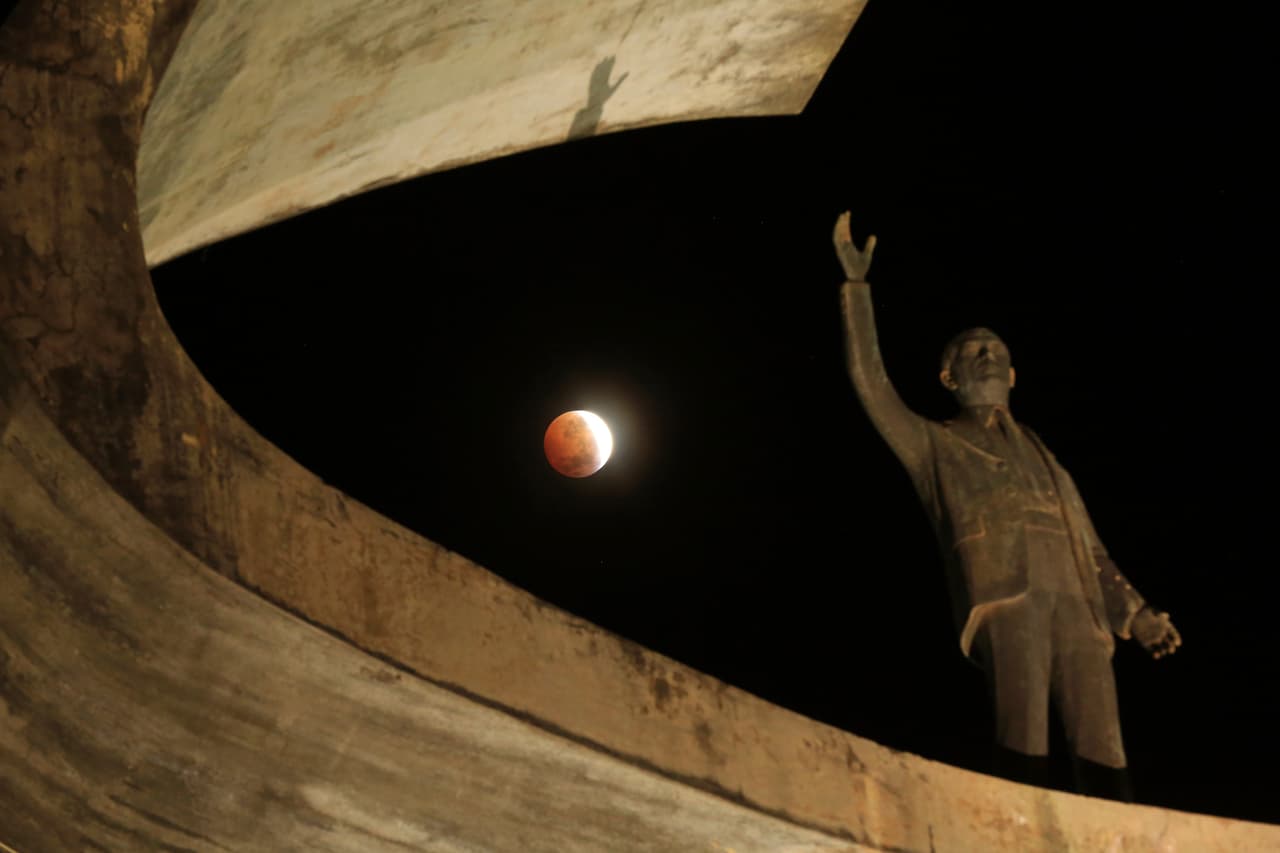 Súper luna de sangre vista desde Brasilia, junto al monumento en honor al fundador del país.