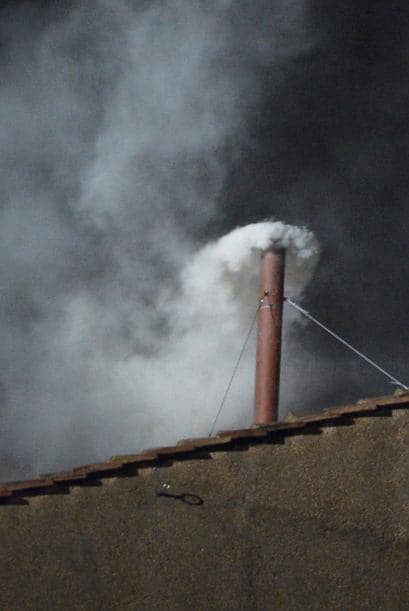 El nuevo Papa de la Iglesia Católica ha sido elegido en la segunda jornada del cónclave cardenalicio con la tradicional fumata blanca.