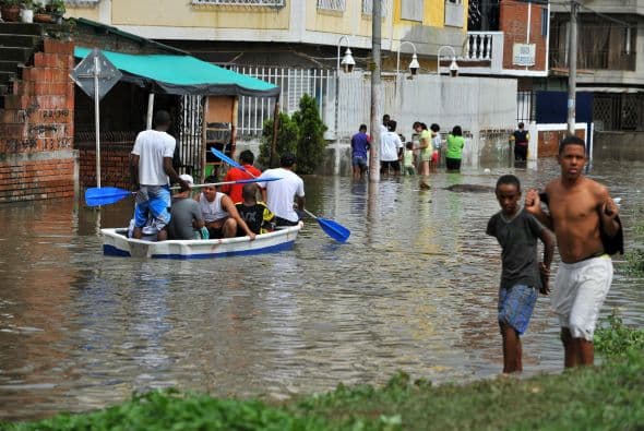 El martes, un fuerte aguacero acompañado de una tormenta eléctrica azotó a Bogotá, inundando parcialmente la sede del Congreso y de la Universidad del Rosario, en el centro histórico.