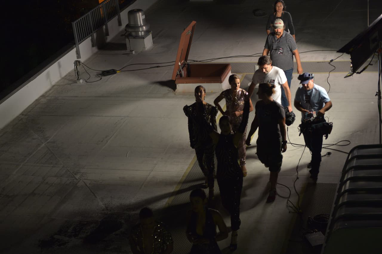 Desafiando sus miedos en una revolucionaria pasarela vertical, las bellas lucharon mucho para lograr el ‘selfie’ perfecto.