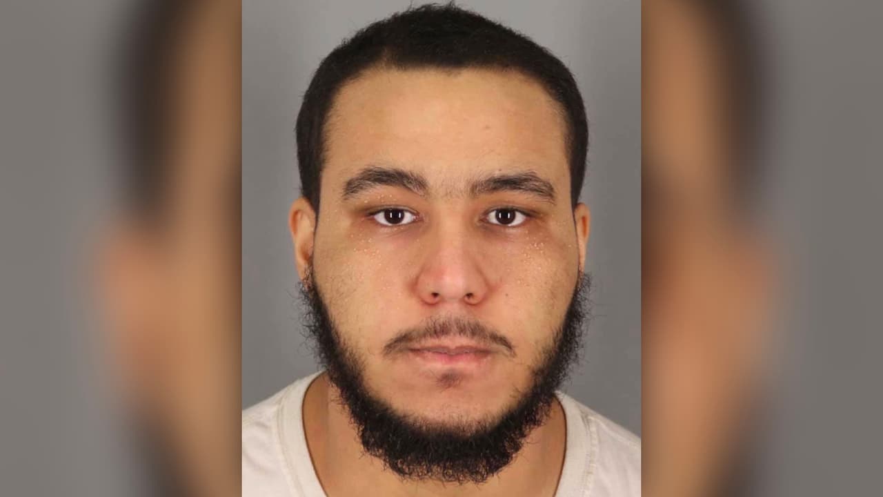 Está preso bajo cargos de matar a tiros a sus cuatro compañeros de vivienda en Texas