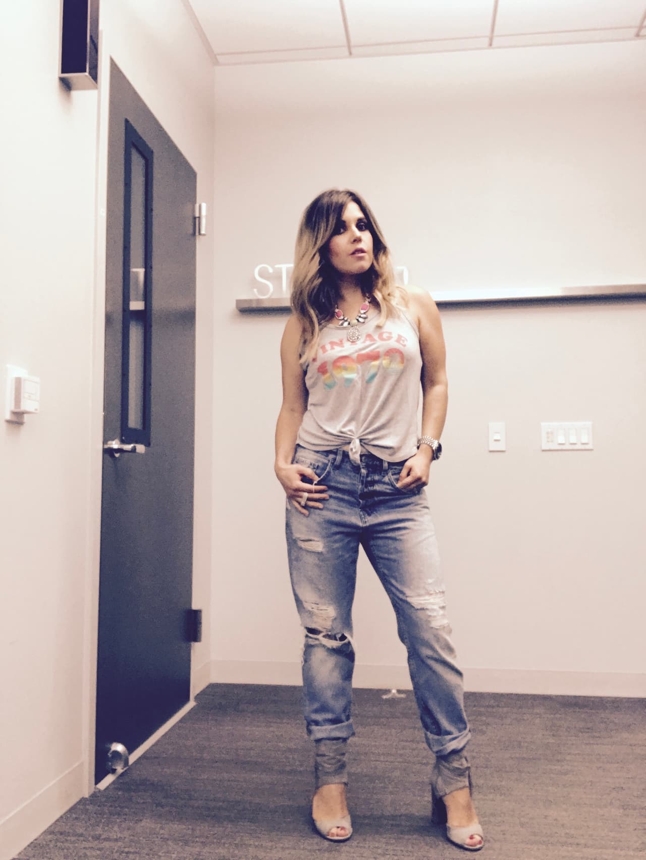 Aunque para los viernes, unos jeans rotos con una playera acinturada te hará sentirte relajada.