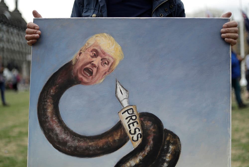 Las críticas de Trump a los medios de comunicación también fueron aparecieron en Londres con esta imagen de la artista Kaya Mar.