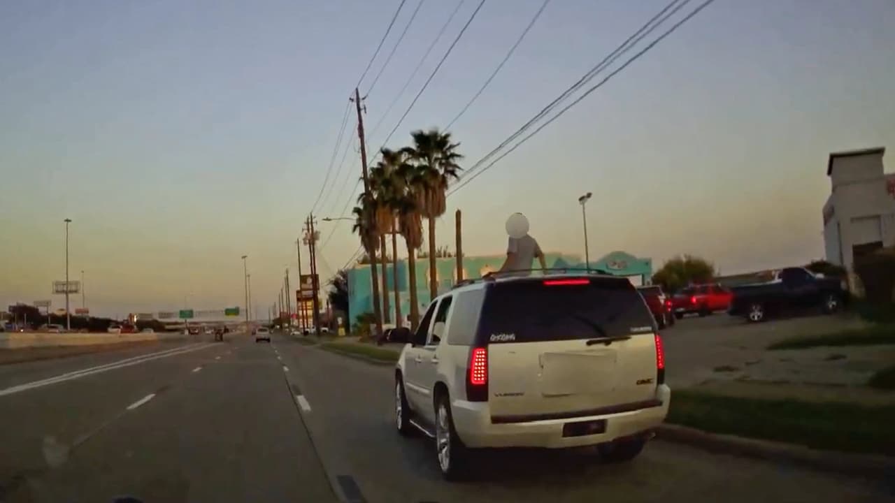 Video capta a conductor que transitaba con un niño en el techo de su carro al sureste de Houston