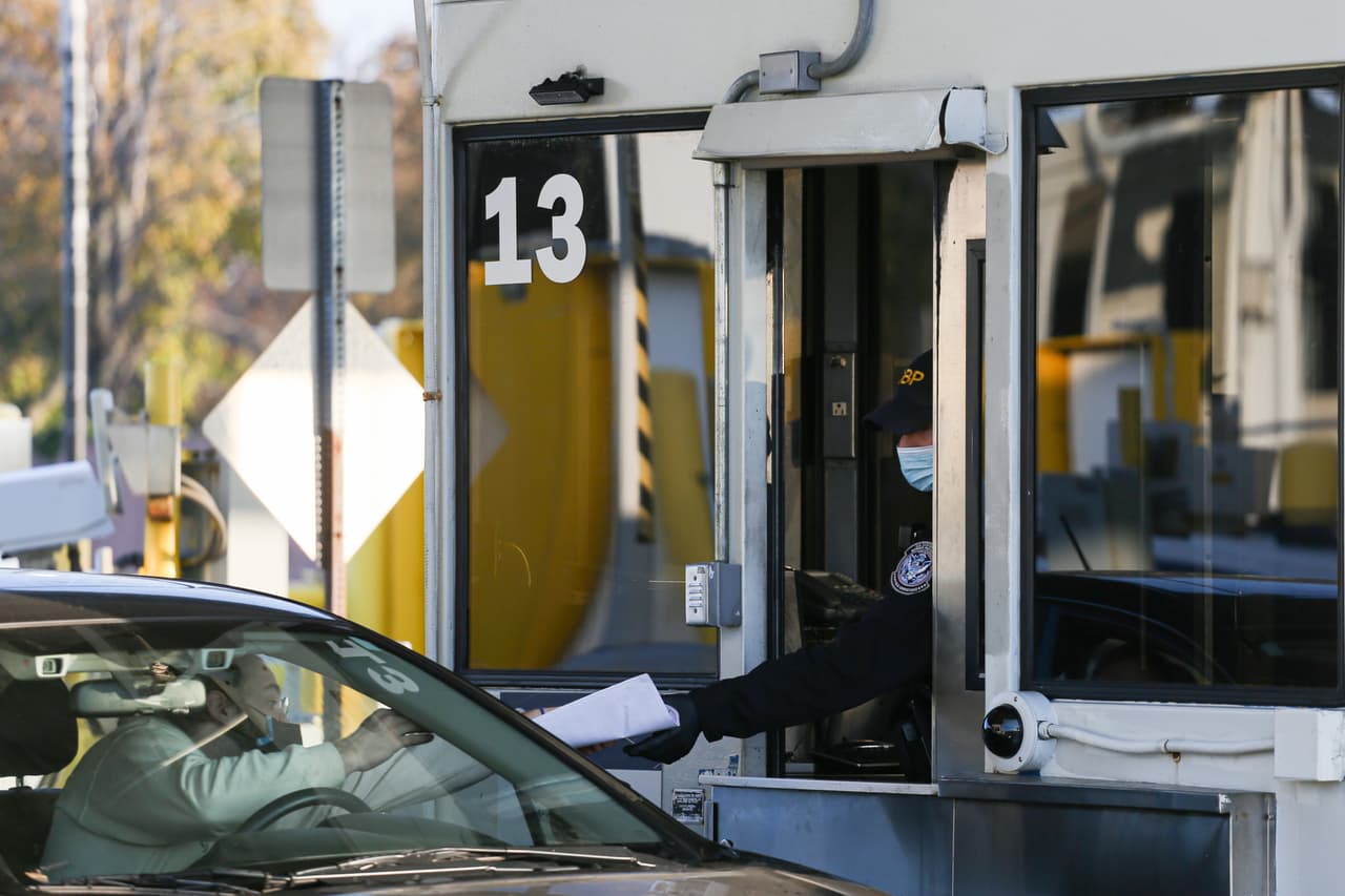 Un conductor muestra sus documentos a un oficial de la Patrulla Fronteriza de Estados Unidos en el Puente de la Paz, el cruce entre estos dos países en Buffalo.
<br>
<br>Millones de personas en todo el mundo que fueron inmunizadas con la vacuna Sputnik V de Rusia y otras no aprobados por la OMS no podrán entrar al país.